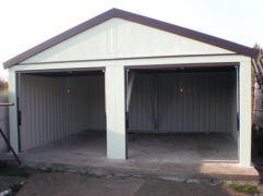 Nošeni dupla garaža sa žbukom i sljemenjak krova